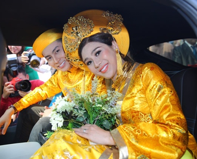 Trong đám cưới vào cuối tháng 12.2017, Lâm Khánh Chi được mẹ chồng đeo tặng 6 chiếc kiềng vàng, một dây chuyền vàng, một vòng tay lớn bằng vàng và đôi hoa tai gắn kim cương. Trước ngày diễn ra đám cưới, cô cũng được bố mẹ đẻ tặng của hồi môn lớn là căn biệt thự 3 tầng tại quận 4 (Tp.HCM) có giá 7 tỷ đồng cùng 500 triệu tiền mặt.