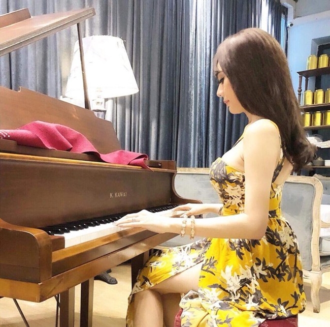 Một góc căn hộ được Lâm Khánh Chi đặt đàn piano. Khi không đi diễn, nữ ca sĩ thường tập đàn, luyện giọng để giải tỏa stress.