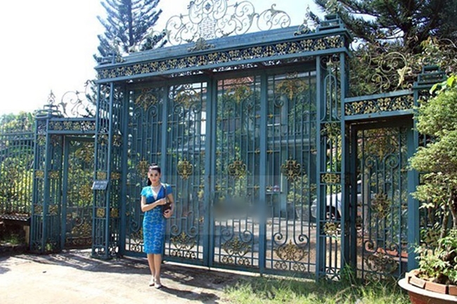 Nữ ca sĩ tạo dáng trước cánh cổng căn biệt thự.