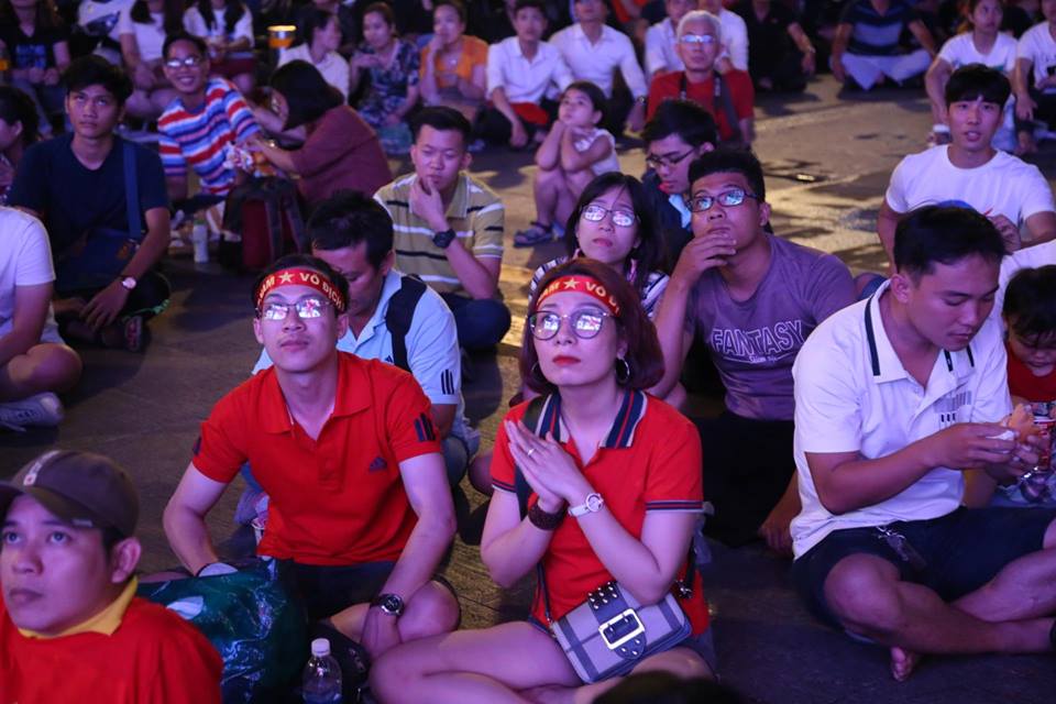 &#34;Cơn lốc áo đỏ&#34; tại quê nhà tiếp lửa tuyển Việt Nam trong trận &#34;đại chiến&#34; Asian Cup - 7