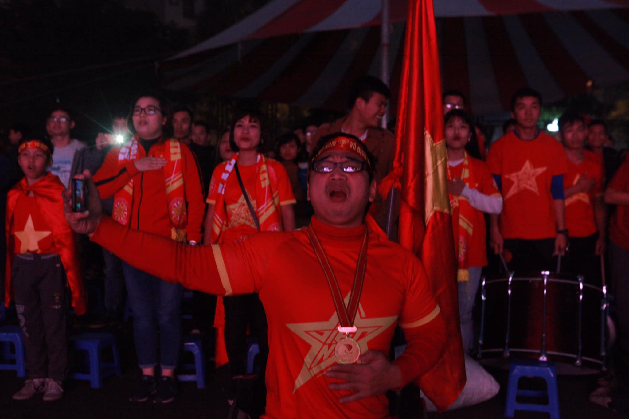 &#34;Cơn lốc áo đỏ&#34; tại quê nhà tiếp lửa tuyển Việt Nam trong trận &#34;đại chiến&#34; Asian Cup - 4