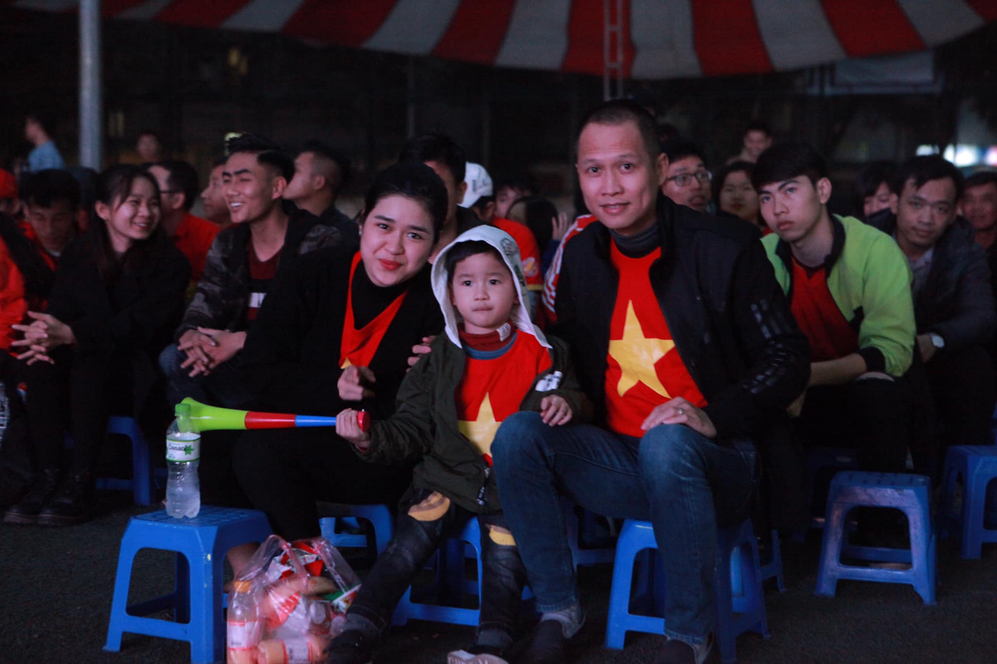 &#34;Cơn lốc áo đỏ&#34; tại quê nhà tiếp lửa tuyển Việt Nam trong trận &#34;đại chiến&#34; Asian Cup - 10