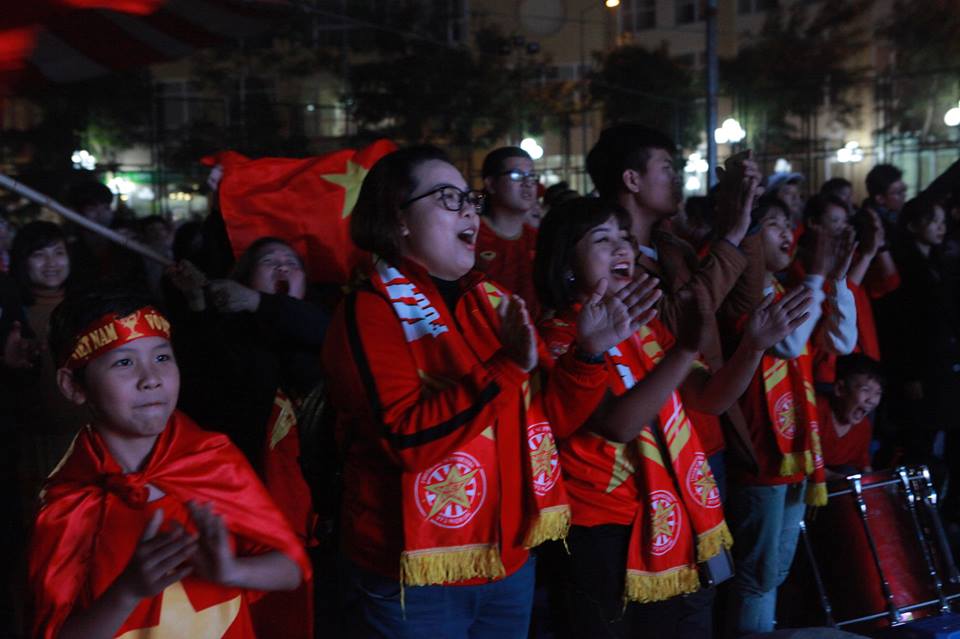 &#34;Cơn lốc áo đỏ&#34; tại quê nhà tiếp lửa tuyển Việt Nam trong trận &#34;đại chiến&#34; Asian Cup - 3