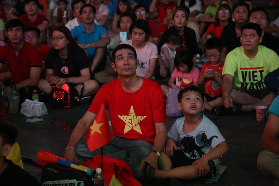 &#34;Cơn lốc áo đỏ&#34; tại quê nhà tiếp lửa tuyển Việt Nam trong trận &#34;đại chiến&#34; Asian Cup - 9