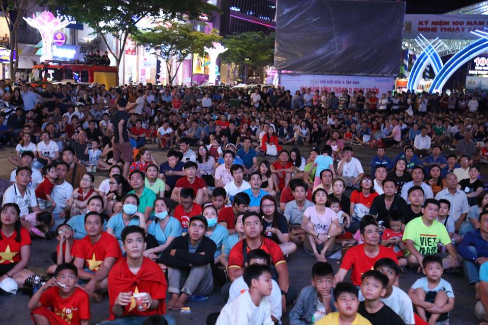 &#34;Cơn lốc áo đỏ&#34; tại quê nhà tiếp lửa tuyển Việt Nam trong trận &#34;đại chiến&#34; Asian Cup - 8