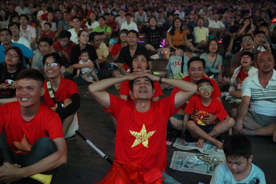 &#34;Cơn lốc áo đỏ&#34; tại quê nhà tiếp lửa tuyển Việt Nam trong trận &#34;đại chiến&#34; Asian Cup - 12