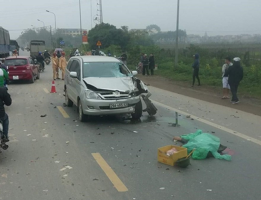 “Xế hộp” va chạm kinh hoàng xe máy trên quốc lộ, 2 người tử vong - 1