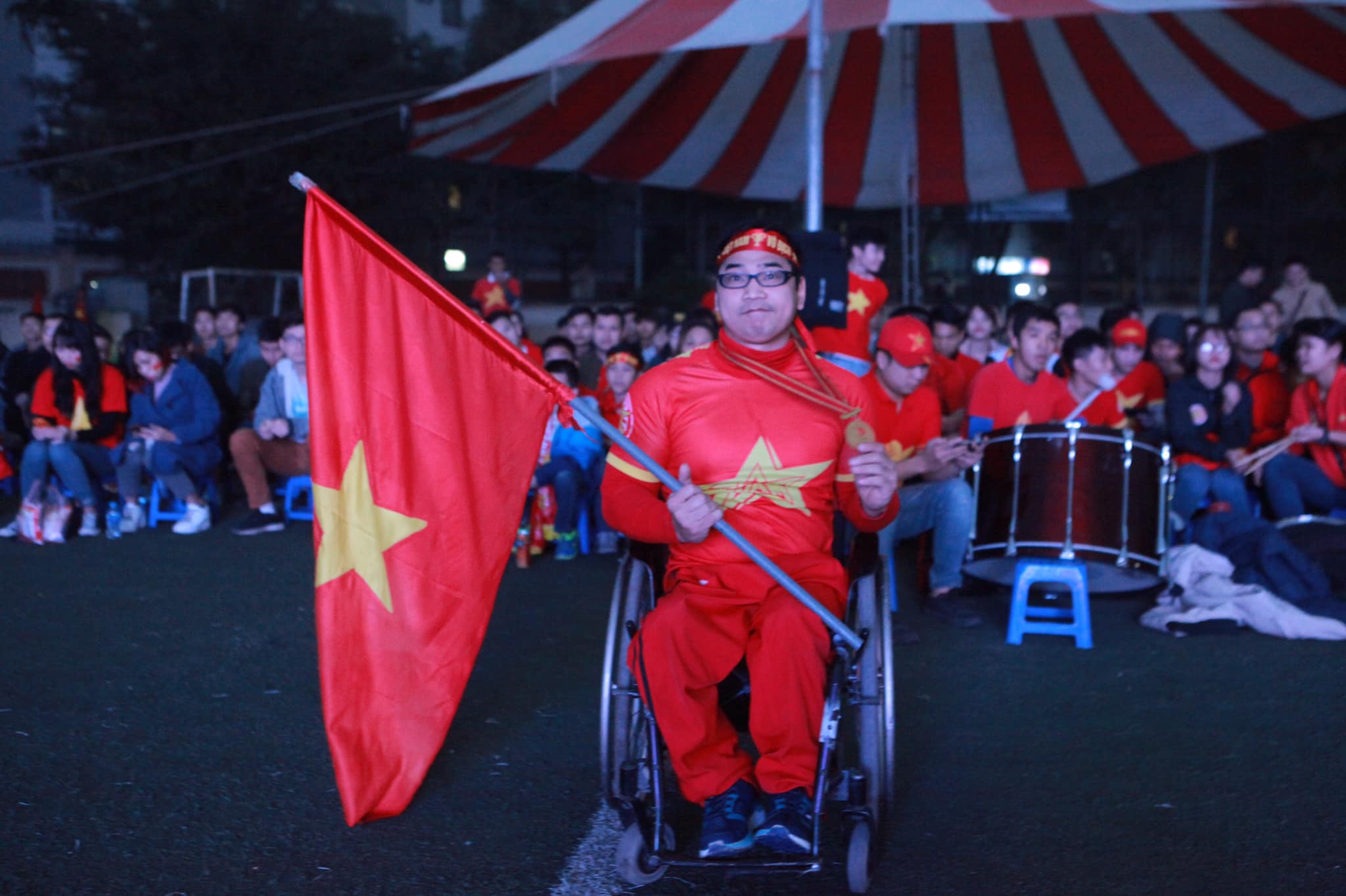 &#34;Cơn lốc áo đỏ&#34; tại quê nhà tiếp lửa tuyển Việt Nam trong trận &#34;đại chiến&#34; Asian Cup - 6