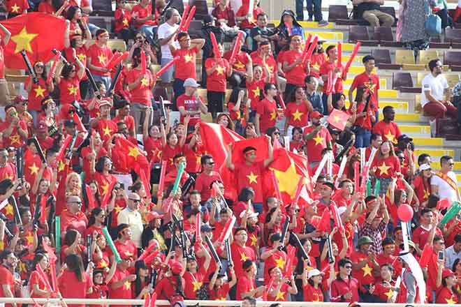 Trực tiếp fan Việt Nam từ sân Al-Nahyan (UAE): Sôi sục trên khán đài - 1