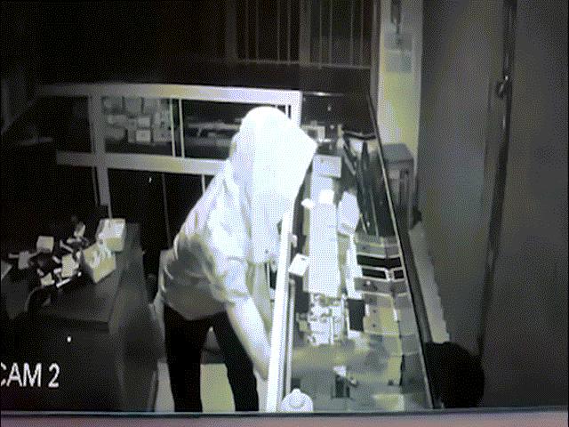 Video: Tên trộm trùm kín mít, đột nhập cửa hàng điện thoại
