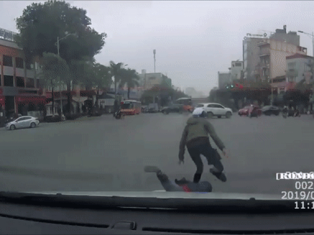 Video: Mẹ lái xe ga va đầu ôtô, con ngã lại chạy nhặt dép trước