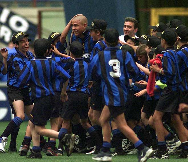 Ronaldo béo và tiếng còi méo 1998 khiến Quốc hội Italia tẩn nhau - 1