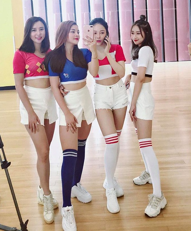 Hot girl Trà My, Khánh Linh và bạn bè rủ nhau mặc đồng phục theo màu cờ sắc áo các đội tuyển bóng đá thế giới. 