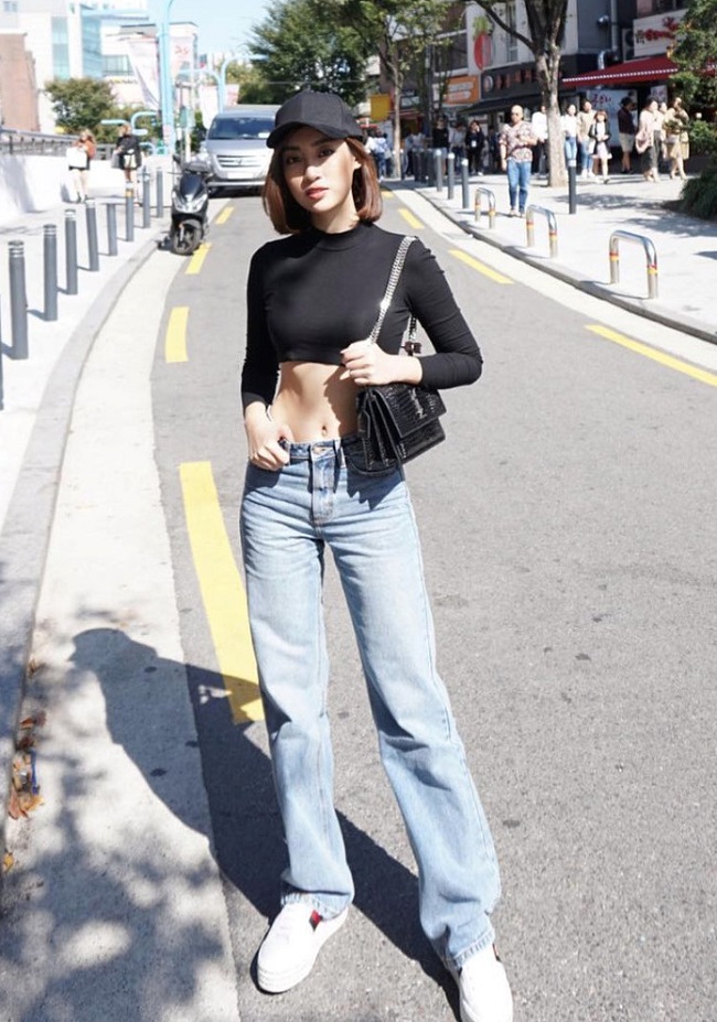 Để diện loại áo crop-top siêu ngắn một cách phù hợp, stylist khuyên các cô gái nên dùng miếng dán ngực để không bị lộ đồ lót.