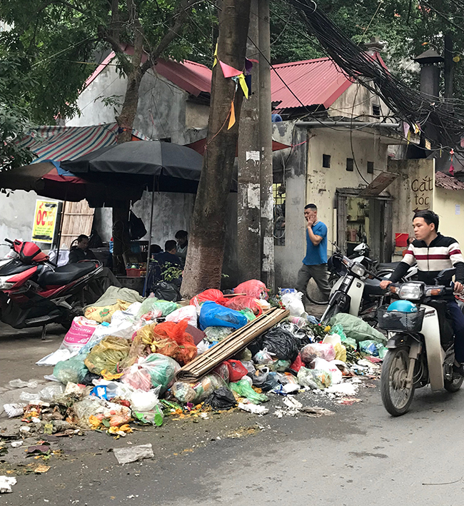 Phát hoảng với những &#34;núi rác&#34; bốc mùi xú uế khắp phố phường Hà Nội - 16