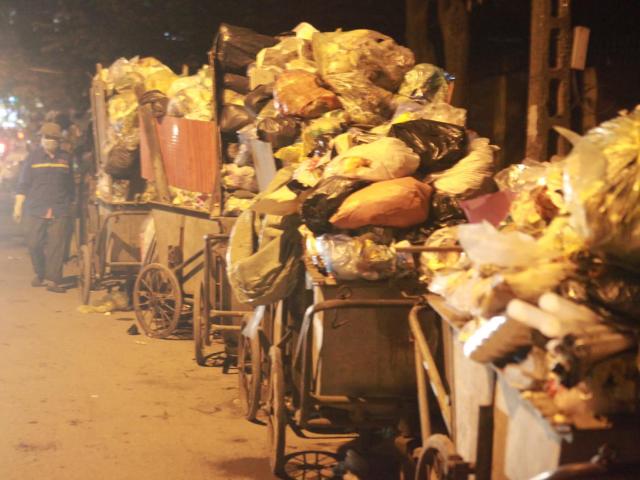 Phát hoảng với những ”núi rác” bốc mùi xú uế khắp phố phường Hà Nội