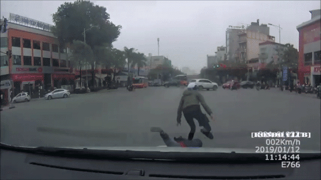 Video: Mẹ lái xe ga va đầu ôtô, con ngã lại chạy nhặt dép trước - 1