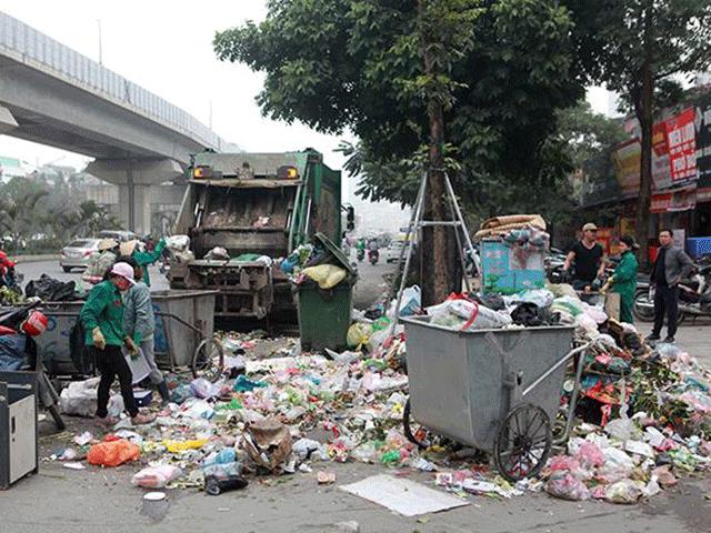 Bốn ngày ùn ứ rác, dân Thủ đô chịu mùi hôi thối, công nhân môi trường khổ sở