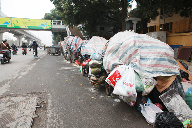 Bốn ngày ùn ứ rác, dân Thủ đô chịu mùi hôi thối, công nhân môi trường khổ sở - 1