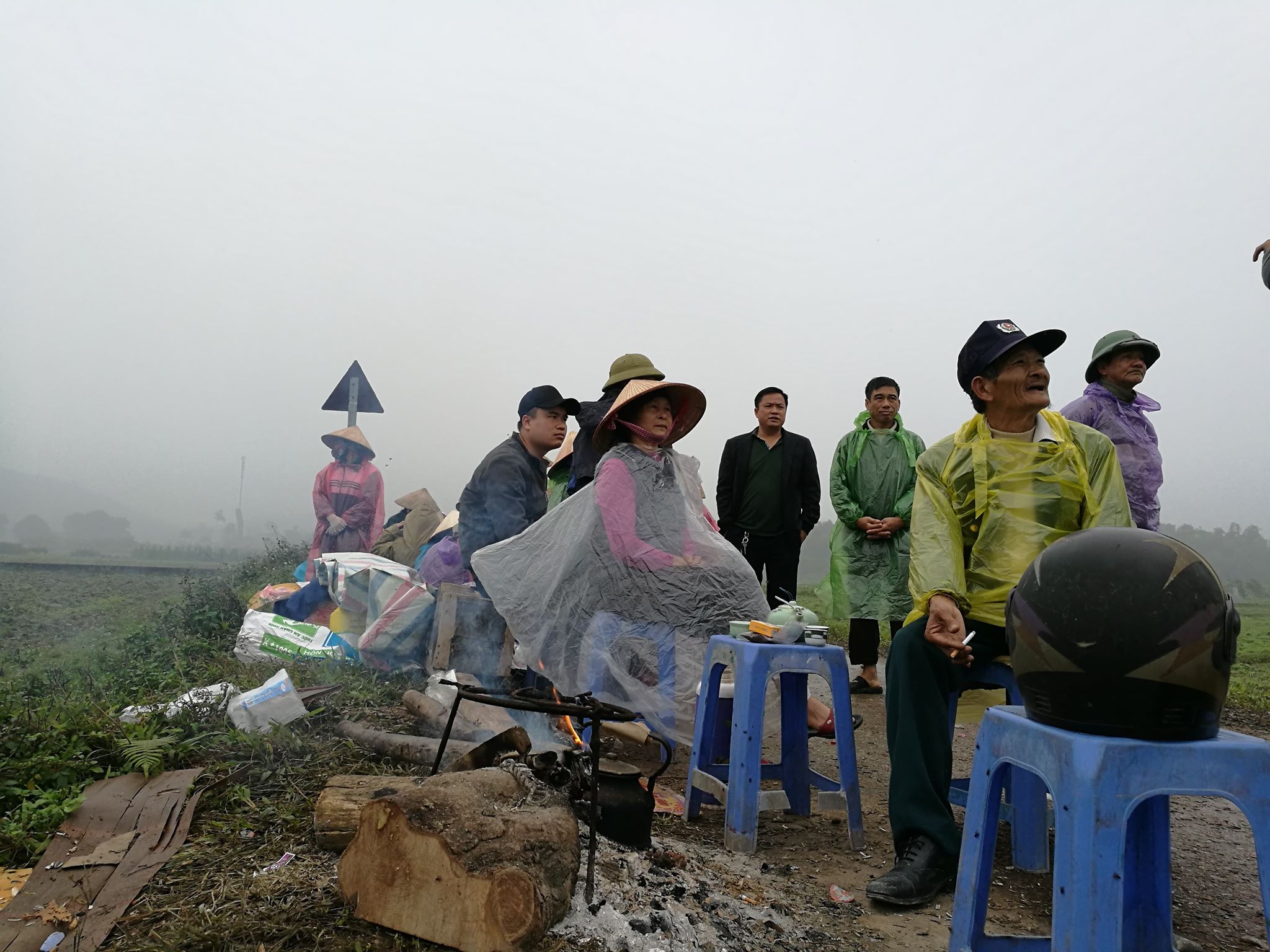 Vụ dân chặn xe vào bãi rác Nam Sơn: “Không giải quyết, chúng tôi sẵn sàng ăn Tết ngoài đồng” - 5