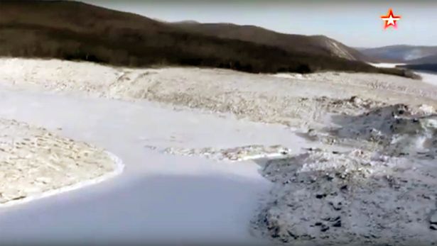 Nga: Ngọn núi sạt lở bằng 13.600 bể bơi Olympic, nghi do UFO - 1