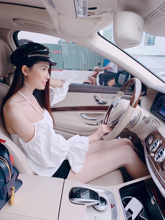 Hoa hậu quê Tiền Giang khéo léo khoe nội thất hiện đại, sang trọng, đầy đủ tiện nghi bên trong xế hộp. Mỗi khi rảnh rỗi, cô vẫn tự cầm lái đi chơi hay tới phim trường.
