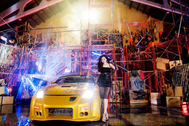Chiếc xế màu vàng cá tính giúp MV của Trang Pháp nổi bật.