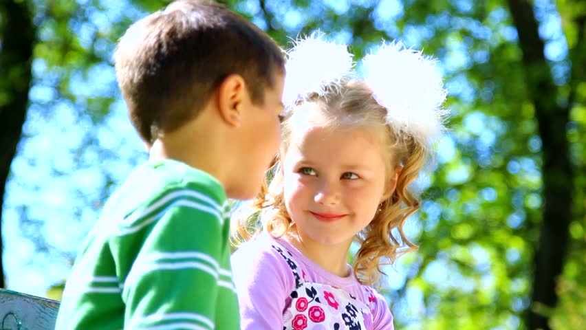 3 dấu hiệu bố mẹ nhận biết trẻ có đang yêu sớm hay không - 1