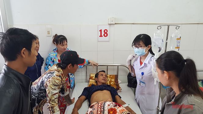 Người đàn ông sống sót thần kỳ sau gần 40 tiếng kẹt trong sà lan chìm - 1