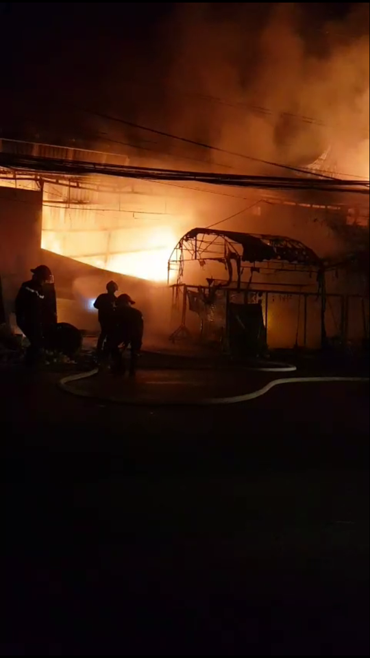 Phá tường, cứu 4 người kẹt trong đám cháy lớn lúc rạng sáng - 1