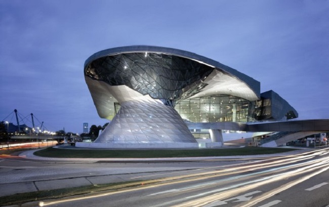 BMW Welt &#40;Đức&#41;. Tòa nhà sử dụng hệ thống thông gió tự nhiên, trên mái nhà có những tấm năng lượng mặt trời hút năng lượng rất nhanh để tạo ra nhiệt năng cho tòa nhà.