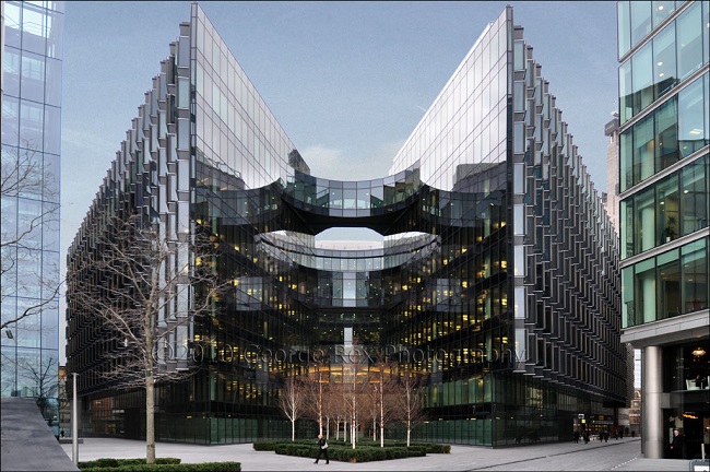 Tòa nhà Pricewaterhouse Coopers &#40;Anh&#41;. Được mệnh danh là tòa nhà thân thiện với môi trường nhất London, kiến trúc tuyệt vời này sử dụng nguồn năng lượng tái tạo tích hợp hệ thống công nghệ tiên tiến. Hệ thống này cho phép nhân viên thay đổi ánh sáng và nhiệt độ trong không gian riêng để phù hợp với nhu cầu cá nhân.