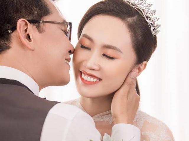 NSND Trung Hiếu bất ngờ công bố ảnh cưới với cô dâu xinh đẹp kém 19 tuổi