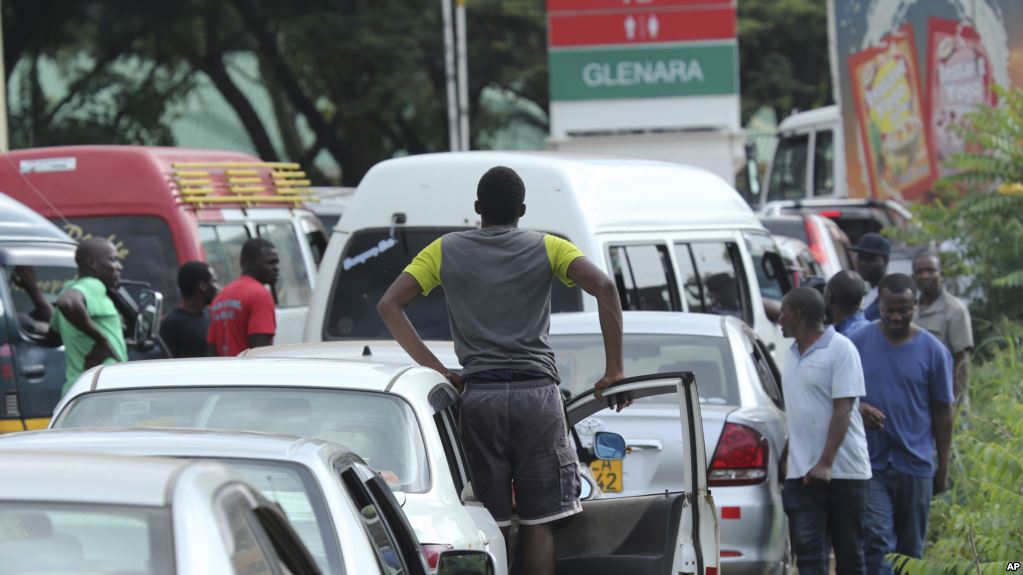 Zimbabwe tăng gấp đôi giá xăng chỉ trong một đêm - 1