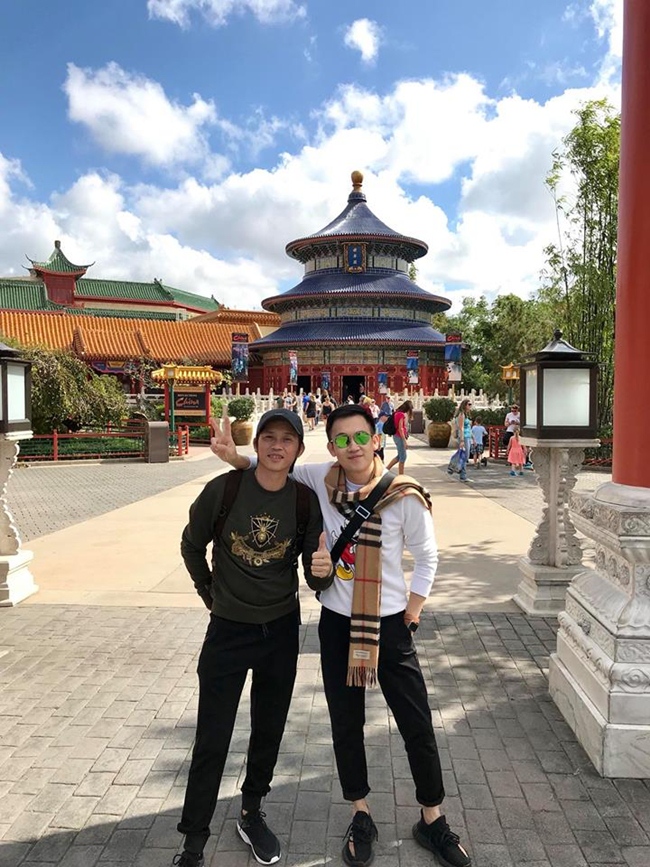 Dương Triệu Vũ và anh trai Hoài Linh trong một chuyến du lịch năm 2017.