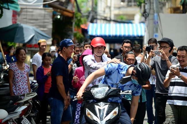 Những hình ảnh như thế này không còn xa lạ với Hoài Linh. Anh thường được thấy di chuyển bằng xe máy của trợ lý.