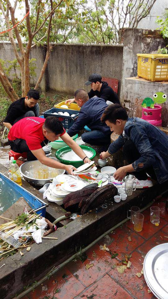Đàn ông rửa bát hậu đám cưới ở Thái Bình &#34;gây bão&#34; mạng - 1