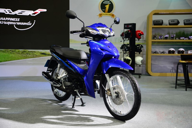 Mới đây, nhà phân phối AP Honda đã chính thức cho ra mắt phiên bản hoàn toàn mới 2019 Honda Wave 110i tại Thái Lan. Ảnh 2019 Honda Wave 110i bản màu xanh, vành nan hoa.