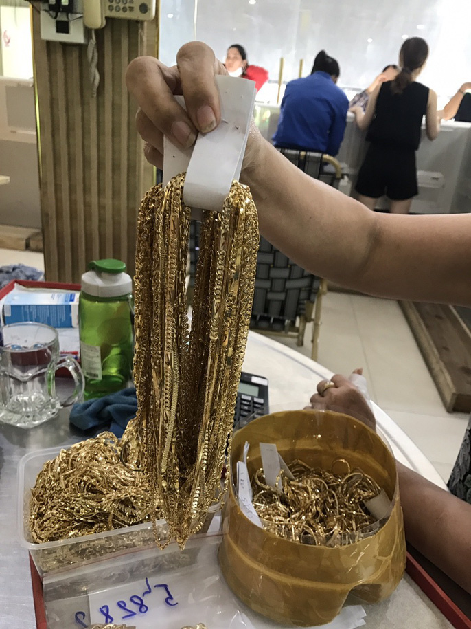 Nóng 24h qua: Công an Quảng Nam tìm người sở hữu 230 lượng vàng - 1