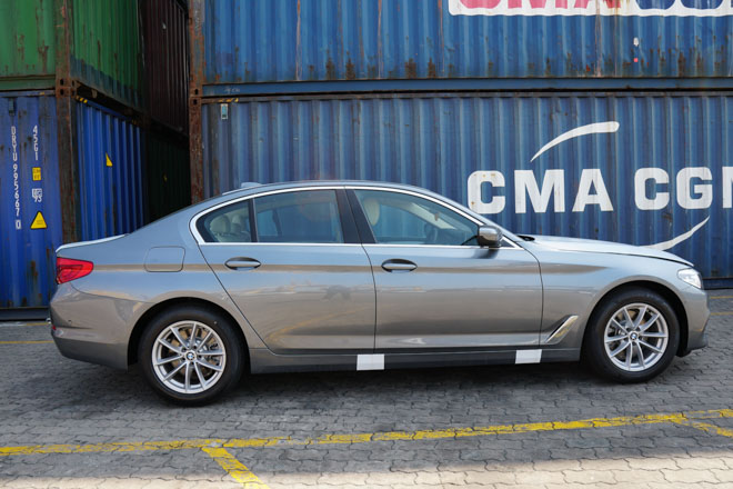 Lô xe BMW 5-Series chính hãng đầu tiên cập cảng Việt Nam - 2