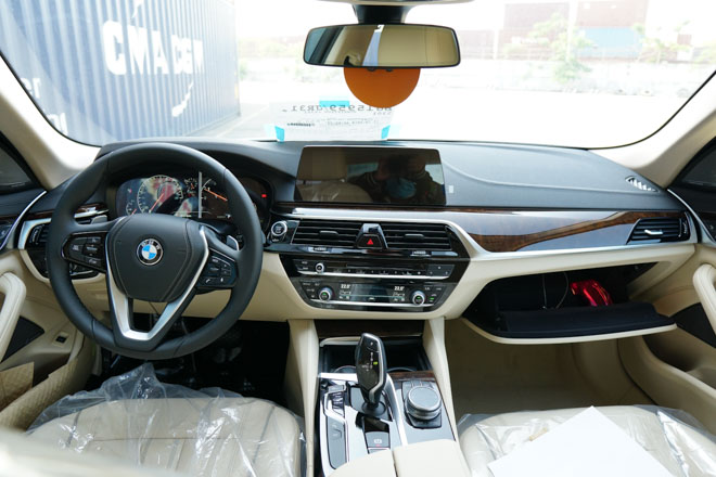 Lô xe BMW 5-Series chính hãng đầu tiên cập cảng Việt Nam - 11