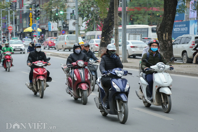 Ảnh: Xe ôm sắm &#34;lá chắn&#34;, hàng nước đốt củi giúp khách chống rét - 1