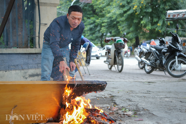 Ảnh: Xe ôm sắm &#34;lá chắn&#34;, hàng nước đốt củi giúp khách chống rét - 4