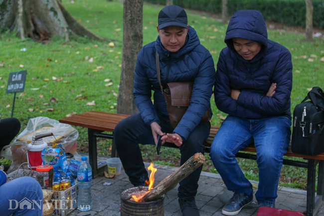 Ảnh: Xe ôm sắm &#34;lá chắn&#34;, hàng nước đốt củi giúp khách chống rét - 6