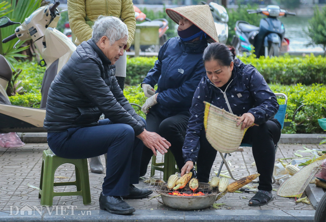 Ảnh: Xe ôm sắm &#34;lá chắn&#34;, hàng nước đốt củi giúp khách chống rét - 8