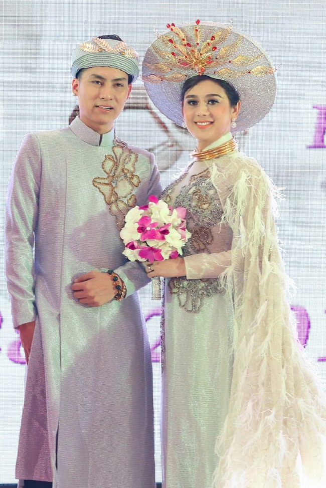 Trong ngày lễ Vu quy, bên cạnh nhiều vòng, nhẫn, dây chuyền vàng làm quà cưới, bố mẹ chồng Lâm Khánh Chi còn tặng cho vợ chồng cô một căn nhà riêng tại Vũng Tàu.