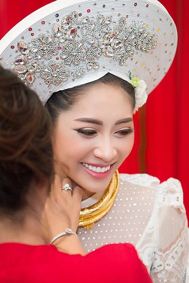  Hoa hậu và ông xã doanh nhân Trần Phúc Thành bén duyên nhờ đóng chung phim Hồn lụa. Sau kết hôn, người đẹp tập trung kinh doanh và theo đuổi lĩnh vực makeup.