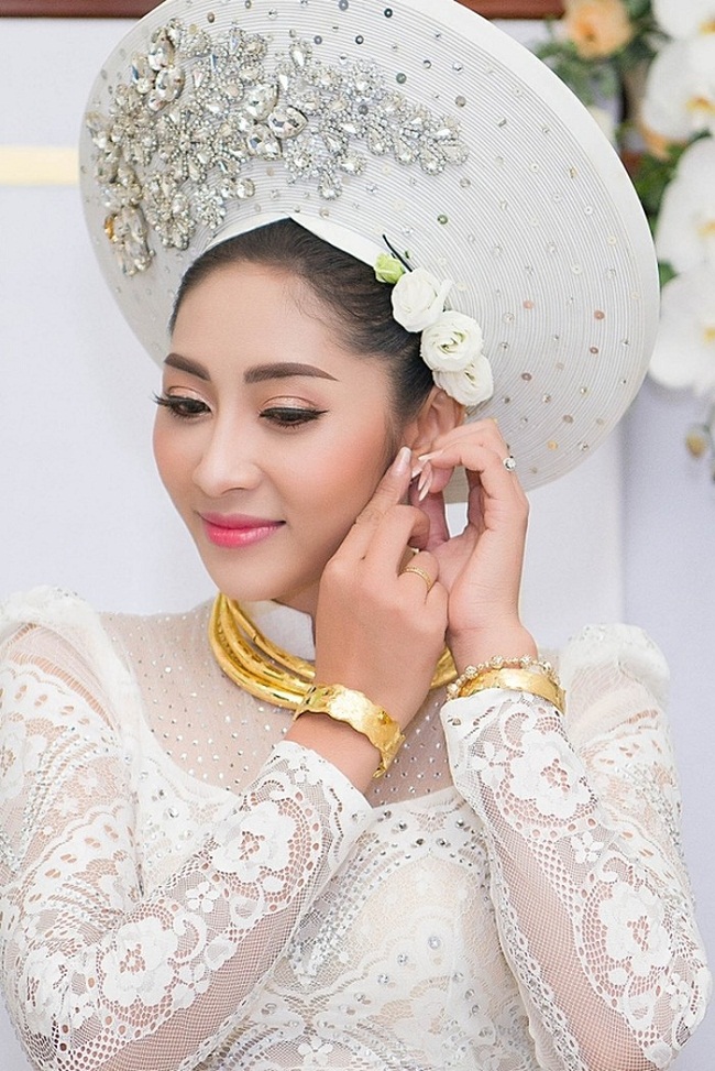Hoa hậu Thu Thảo mang đầy kiềng vàng trên cổ và cả vòng vàng, nhẫn trên tay.