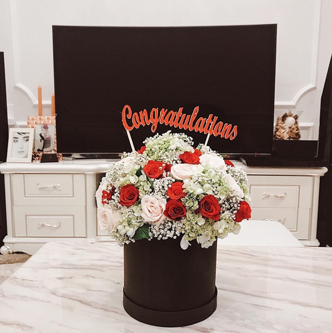 Angela khéo léo khoe giỏ hoa xinh xắn được trưng bày trong phòng khách. Đây là món quà mà fan mua tặng ủng hộ cô khi phim mới ra mắt.