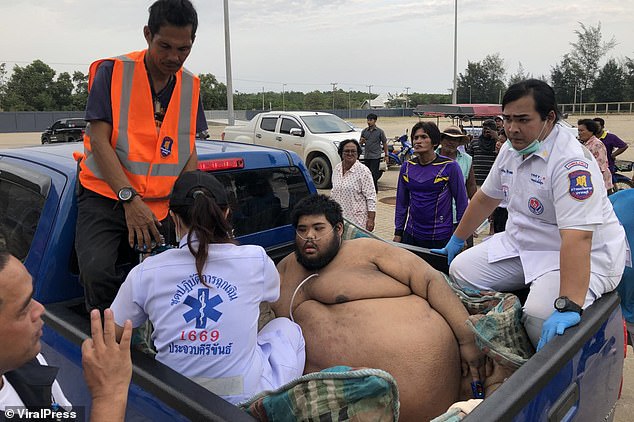 30 người vật lộn giải cứu thanh niên nặng hơn 300 kg ở Thái Lan - 1